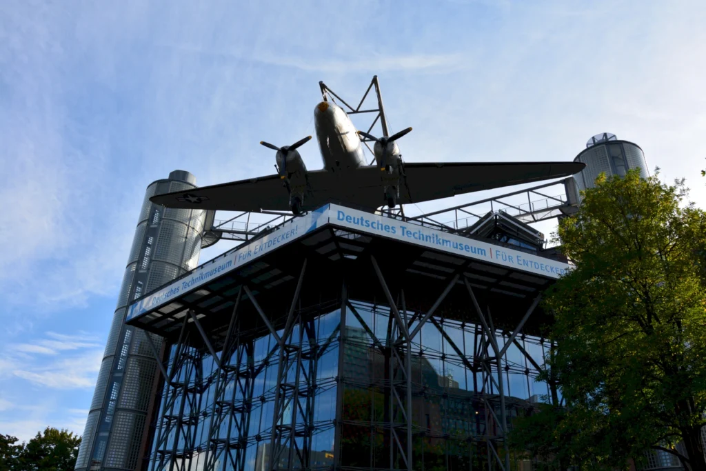 Flugzeug auf dem Dach des Deutschen Technikmuseums in Berlin bei blauem Himmel.
