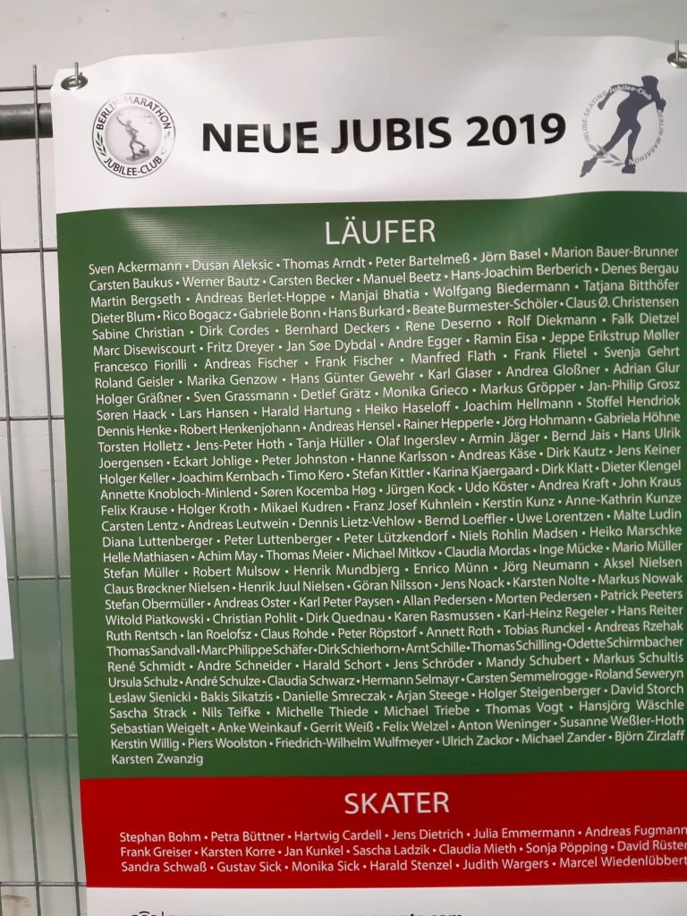 Plakat mit den Namen der neuen Mitglieder des Berlin-Marathon Jubilee-Clubs 2019 für Läufer und Skater.