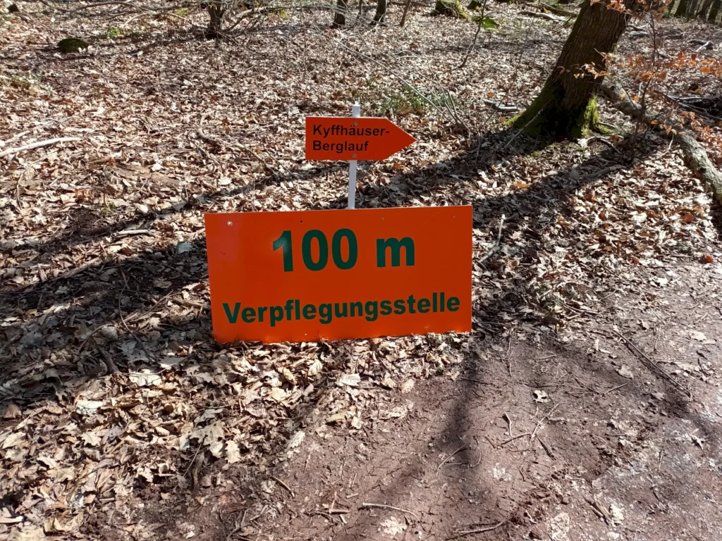 Wegweiser im Wald: Verpflegungsstelle in 100 Metern beim Kyffhäuser-Berglauf.