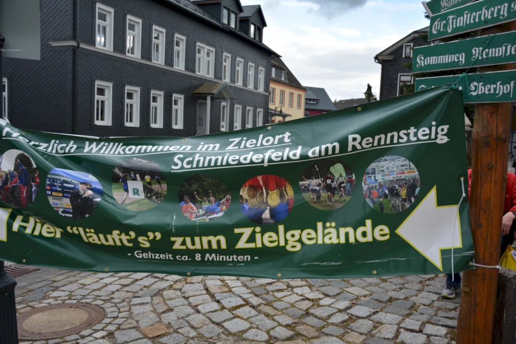 Banner bei einem Event in Schmiedefeld am Rennsteig weist den Weg zum Zielgelände. Zeigt sportliche Aktivitäten.