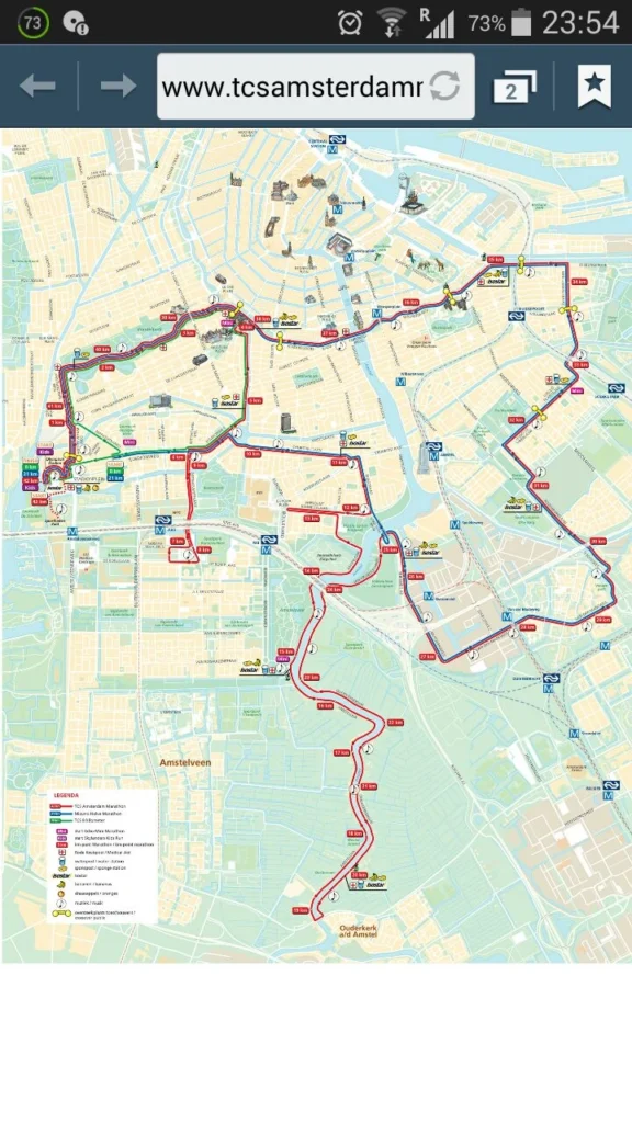 Karte von Amsterdam mit eingezeichneten Routen und Haltestellen für öffentliche Verkehrsmittel, einschließlich U-Bahn und Buslinien, sowie Sehenswürdigkeiten und wichtigen Punkten der Stadt.