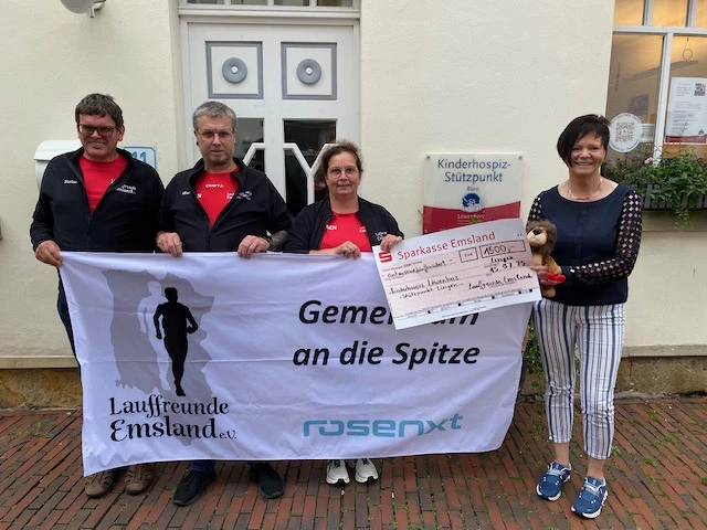 Lauffreunde Emsland überreichen Scheck über 1500 Euro an den Kinderhospiz Stützpunkt für wohltätige Zwecke.